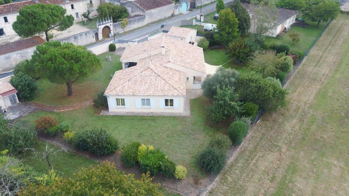 Maison à SAINT-MEME-LES-CARRIERES