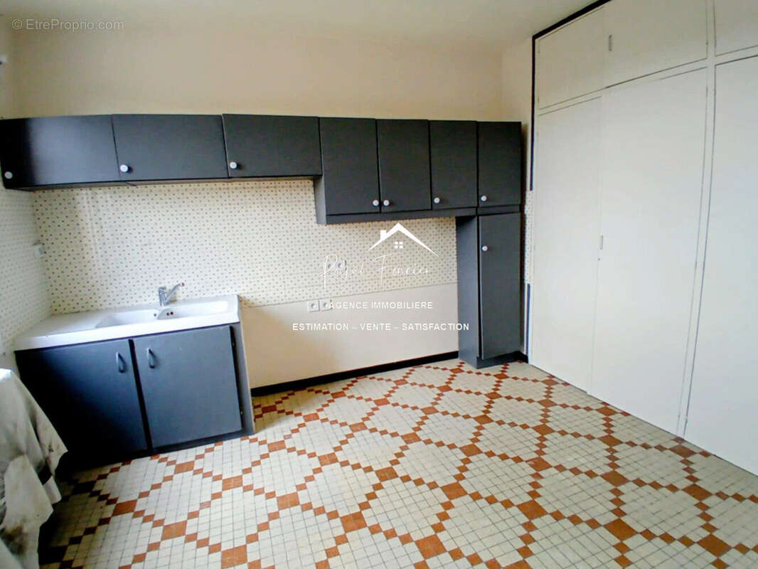 Cuisine aménagée et non équipée (avec grand rangement) - Maison à PREUILLY-SUR-CLAISE