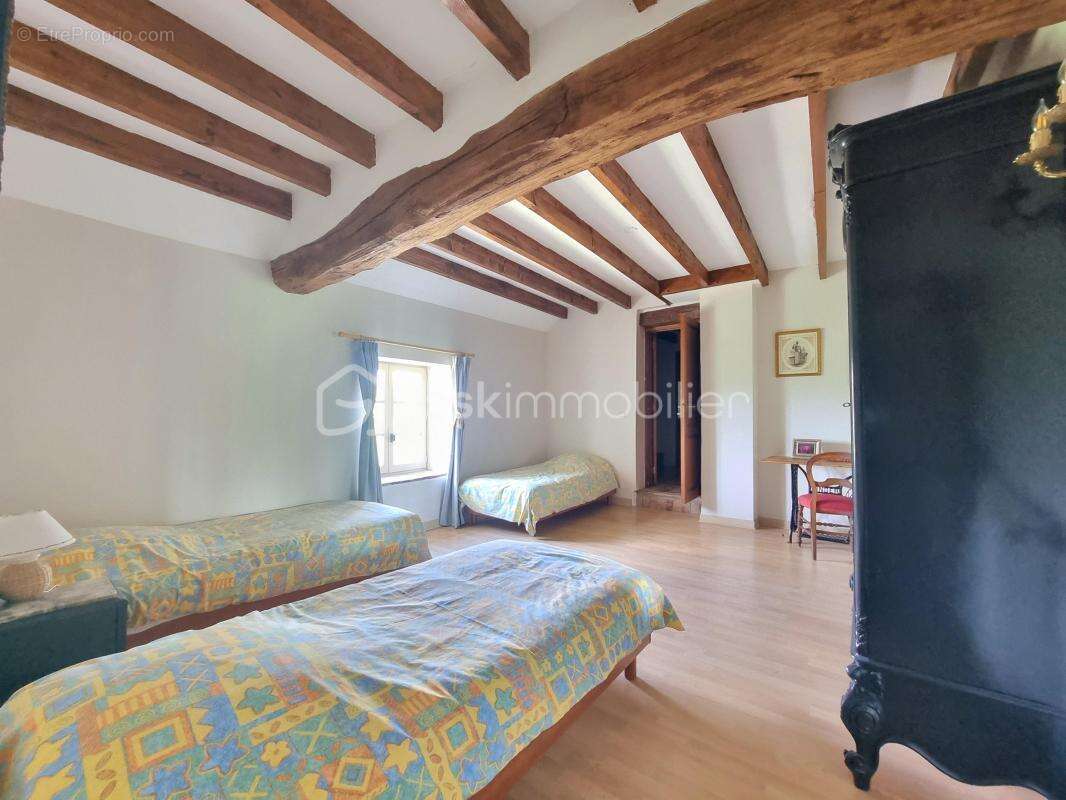 Propriété 14 pièces, 8 chambres, granges, cave et jardin - photo 15