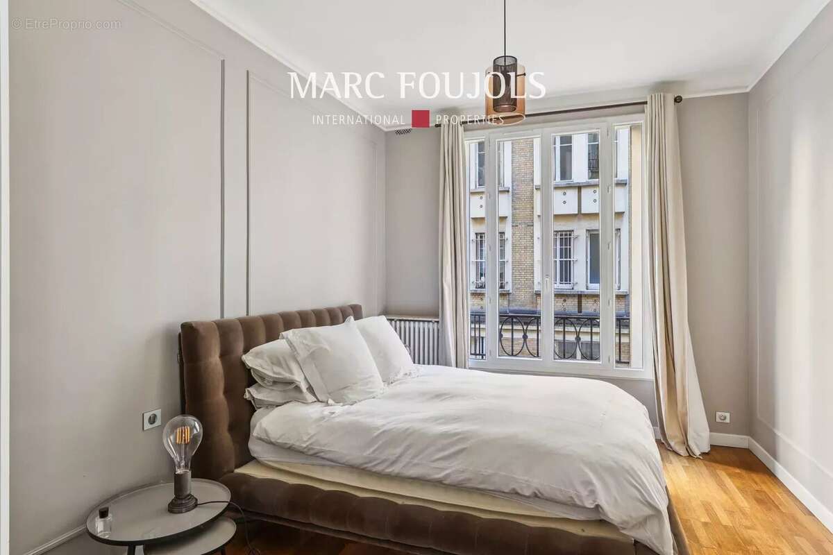 Appartement à PARIS-16E