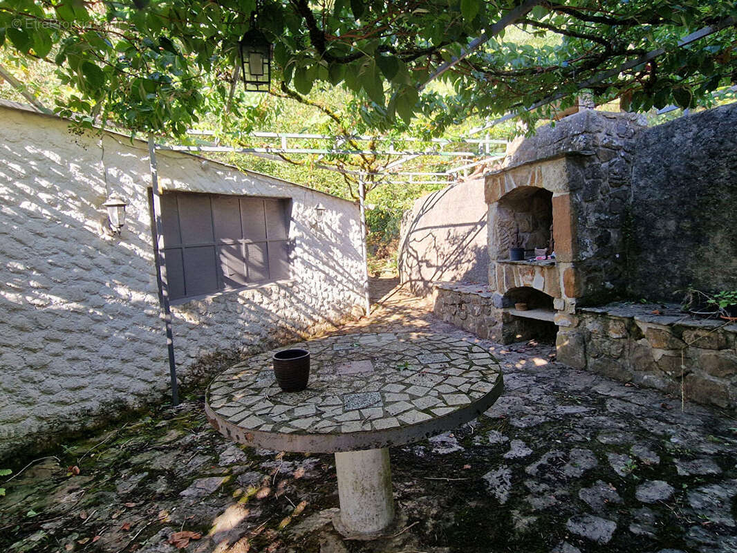 Maison sur deux niveaux avec terrain de 1 500 m² et garages - photo 3
