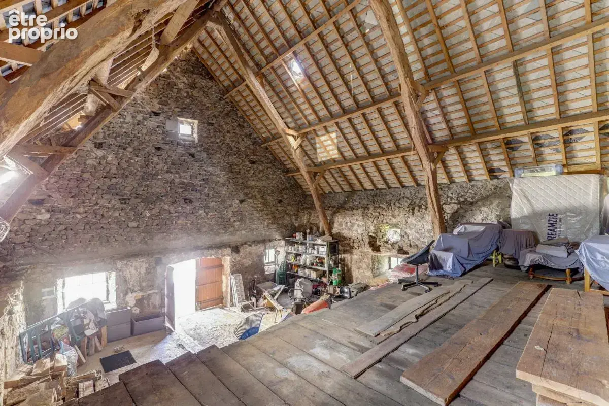 Propriété de caractère de 290 m² bâtis, Saint-Pierre-Roche — Maison rénovée 130 m² + grange de 160 m² à restaurer - photo 20