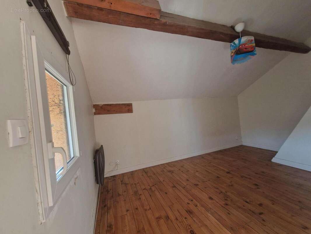 Chambre 5 Etage - Maison à GRIGNY