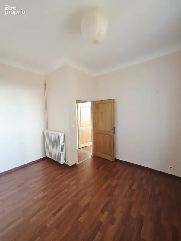Appartement T4 traversant de 94 m2 avec double garage, balcon et cave - photo 8