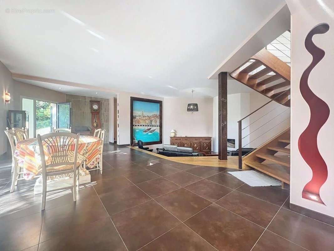 Menton, propriété de 250 m2 avec 2 000 m2 de terrain et piscine - photo 8