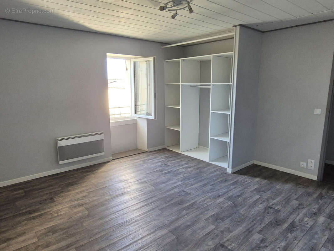 Maison en pierre rénovée de 109 m2, 3 chambres, grandes dépendances et jardin - photo 7