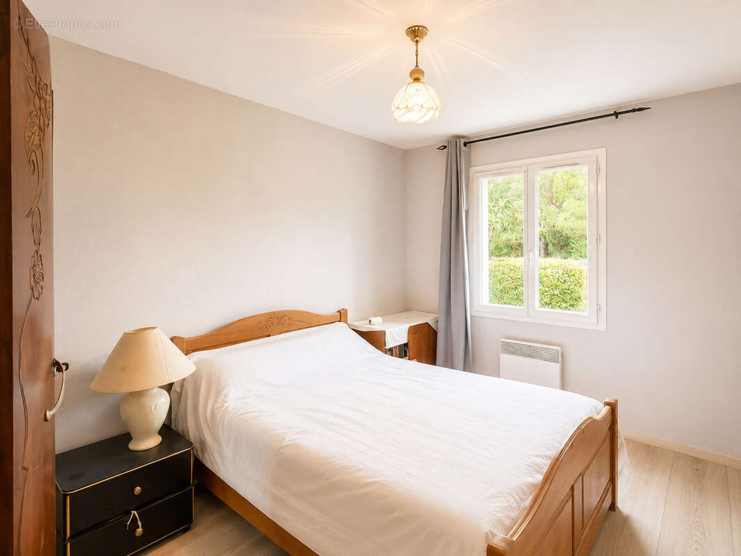 Maison de plain-pied de 129 m2 avec 4 chambres, grand terrain de 2 400 m2 et garage - photo 11