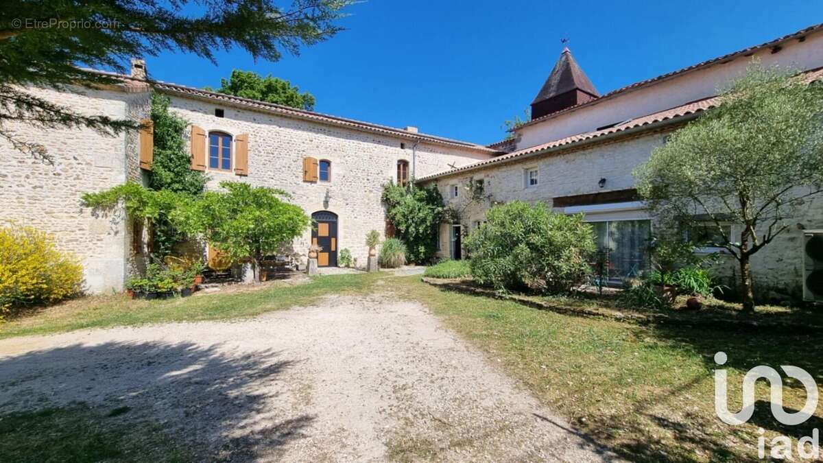 Maison 361 m² à La Tache  - photo 4
