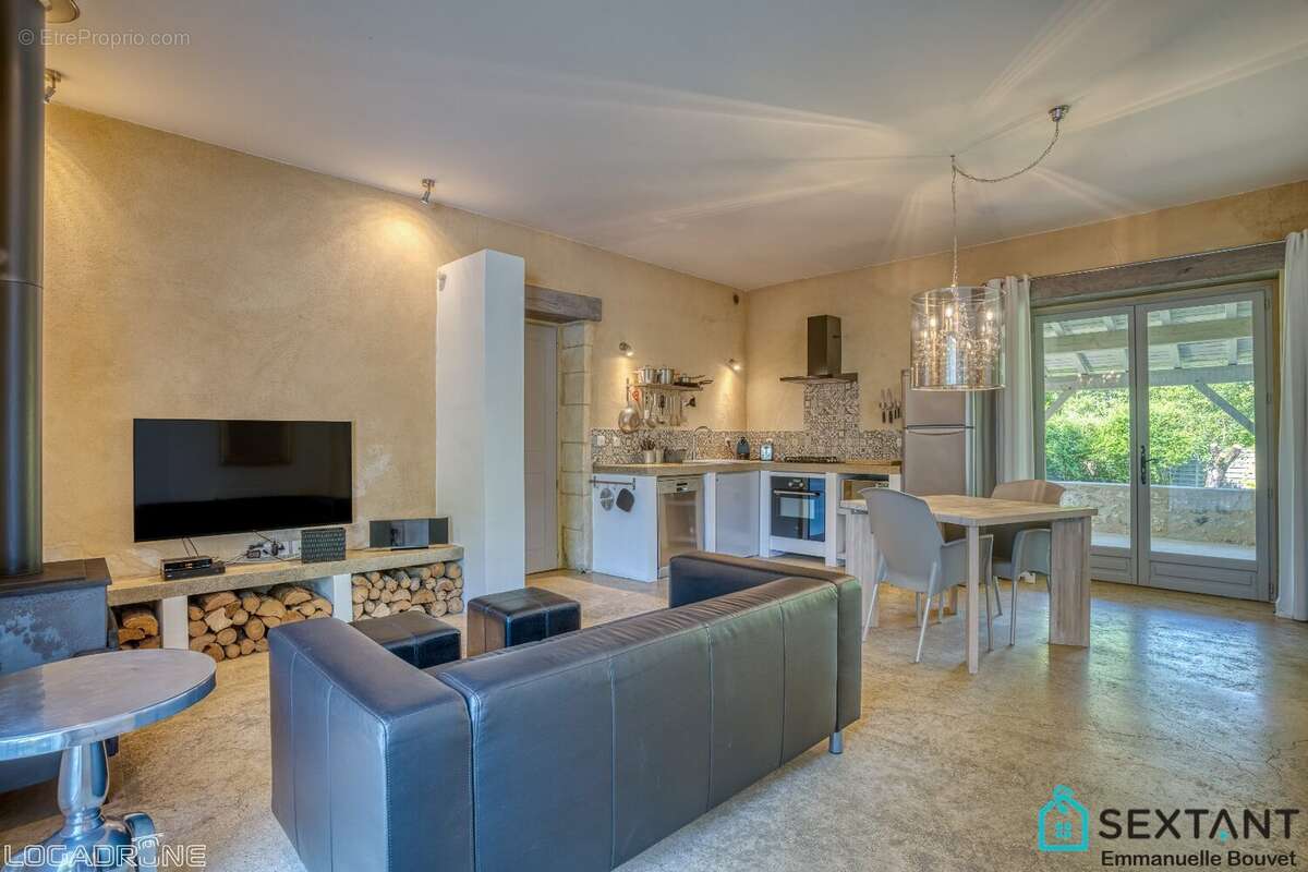 A 15 min de Bergerac, superbe propriété en pierre rénovée sur plus de 3 HA, 4 habitations, grange, superbe espace piscine - photo 15