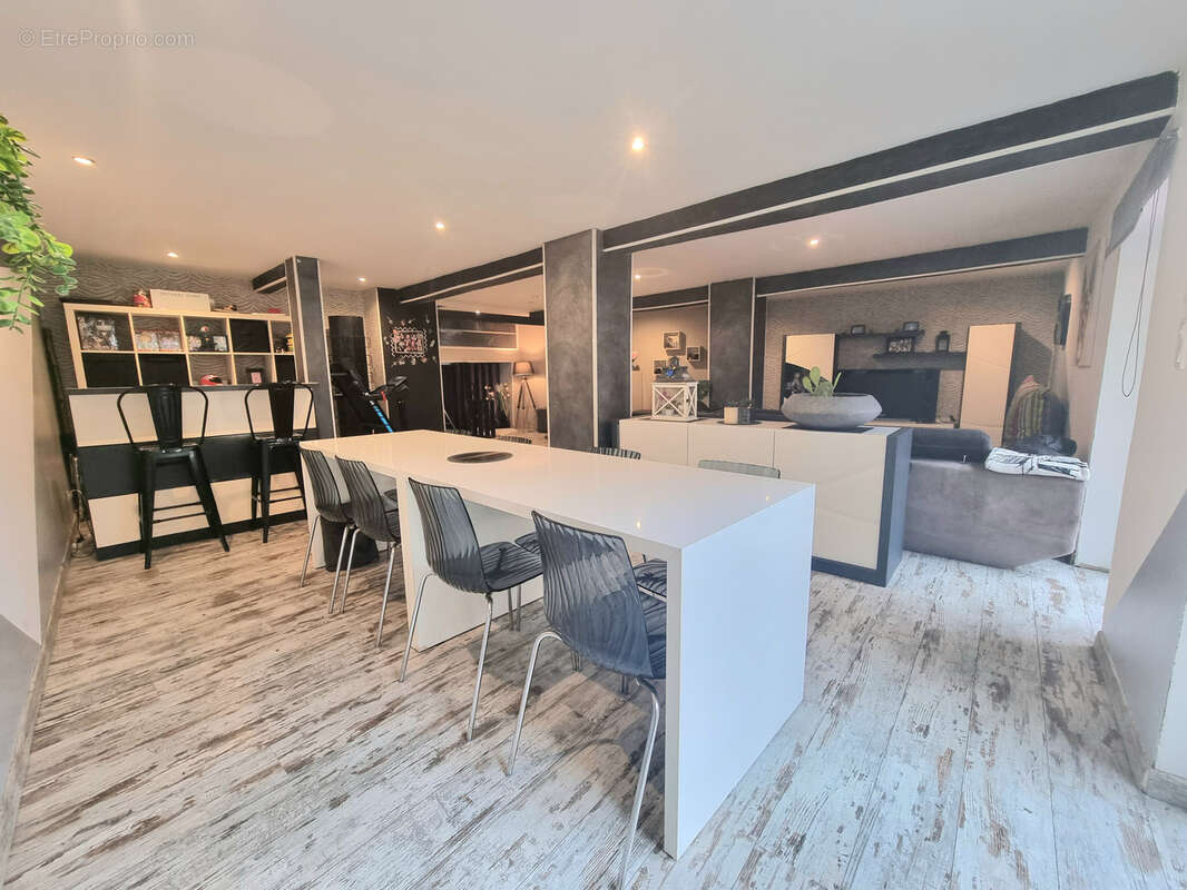 Maison à VIC-SUR-SEILLE