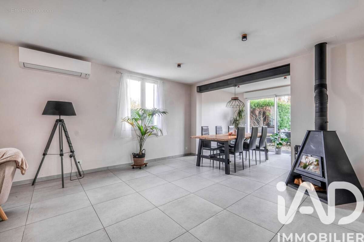 Maison 138 m² à Peroy-Les-Gombries  - photo 2