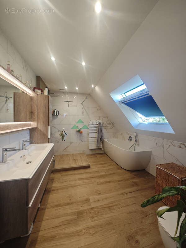 Le charme d'une maison familiale avec piscine dans un secteur privilégié - photo 5