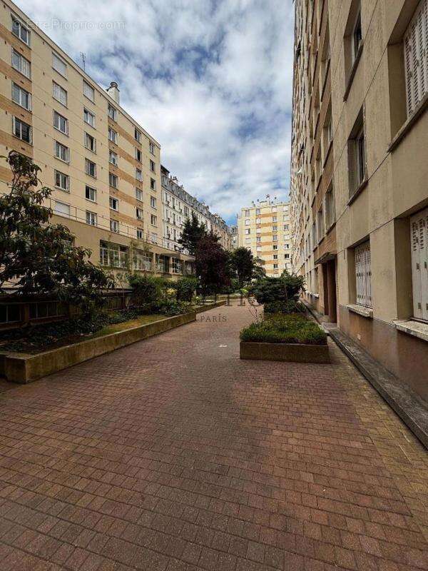 Paris 18 - appartement t3 de 52.5 m² a renover - photo 4