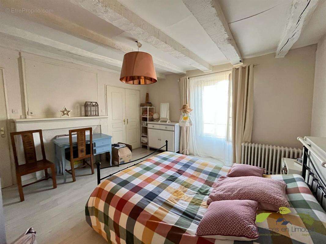 Maison à SAINT-LEONARD-DE-NOBLAT