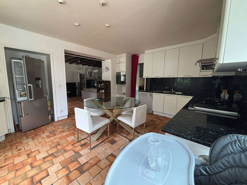 Maison à SASSIERGES-SAINT-GERMAIN