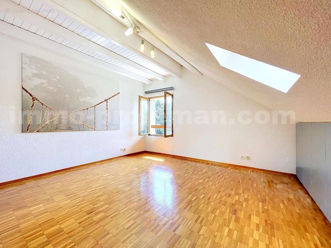 Appartement_T4_Ambilly_belle_superficie_prox_frontière_Suisse_tram_Ceva_direction_Genève_Secteur_calme_Verdoyant_Frontaliers_Cuisine_séjour_chambre_1_ - Appartement à AMBILLY