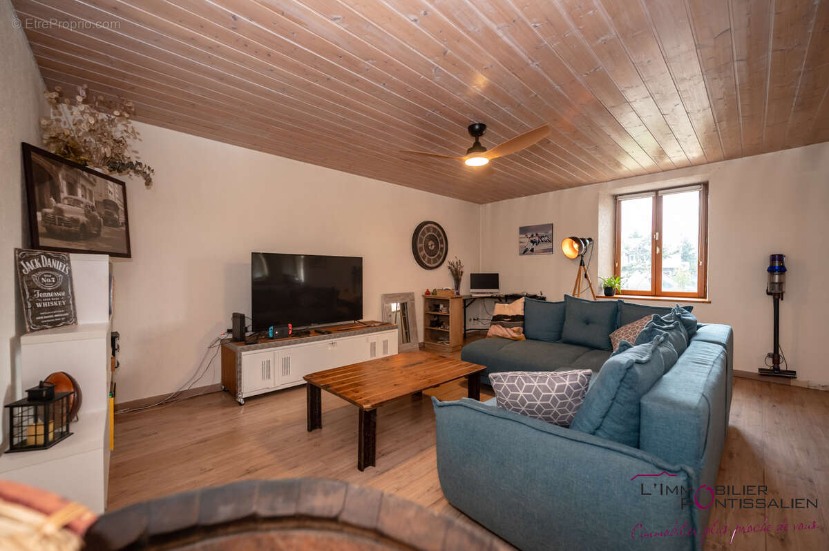 Maison de caractere offrant de beaux volumes - photo 11
