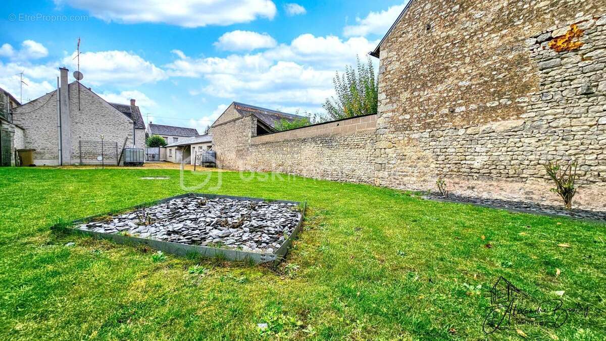 Maison en pierre à rénover – 141 m² – Dépendances – Terrain clos 645 m² - photo 19
