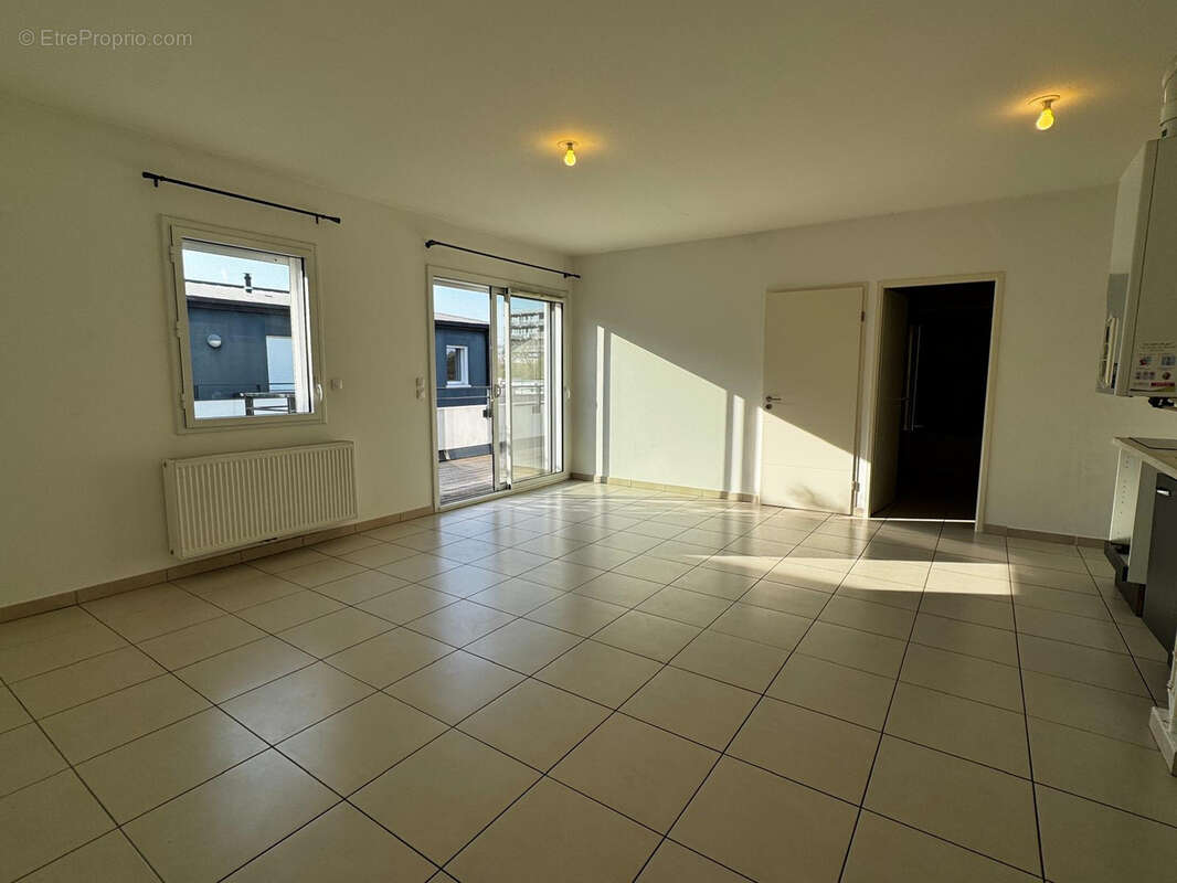 Mérignac - Proche Centre Ville - Très joli T3 avec Parking et Balcon - photo 2