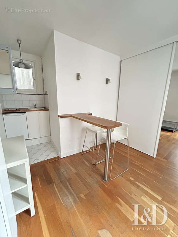 Cuisine avec plaque de cuisson et réfrigérateur. - Appartement à PARIS-16E
