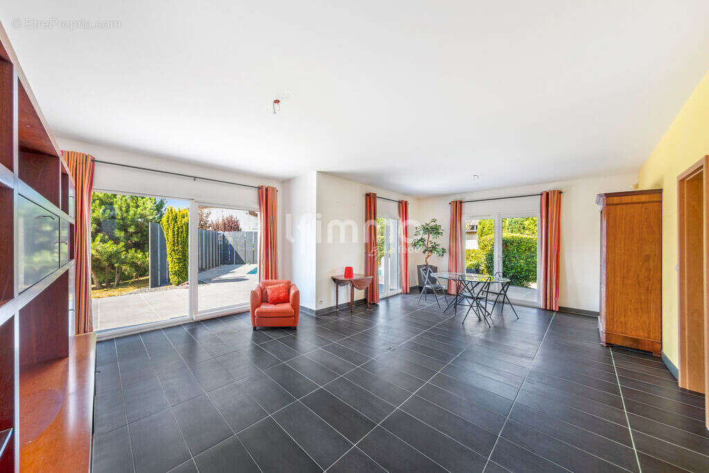 Villa avec piscine, parc paysager et prestations premium. Kembs - photo 9