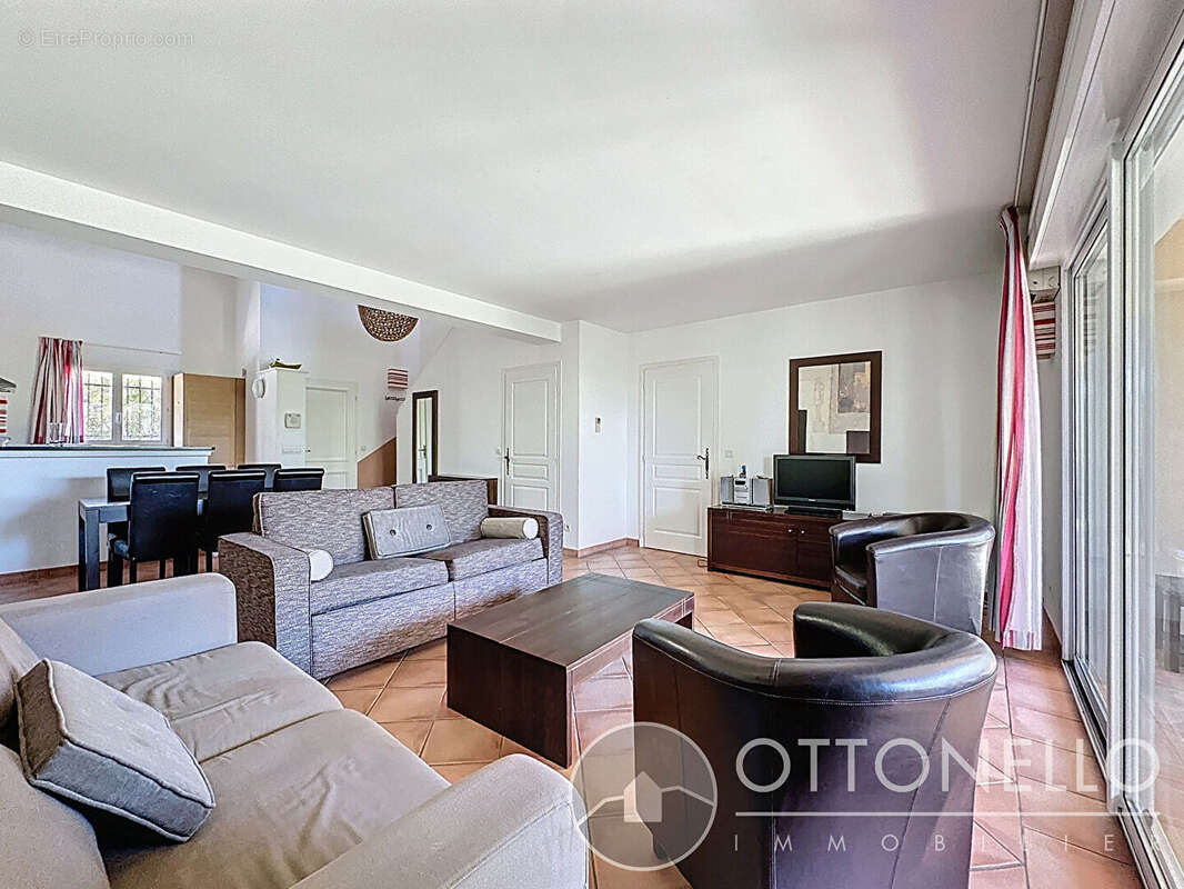 Maison à ROQUEBRUNE-SUR-ARGENS