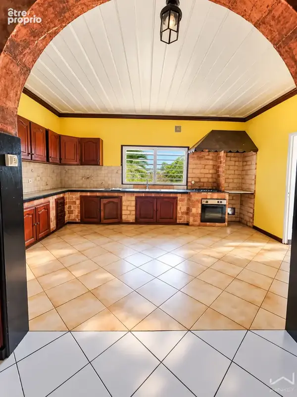 À vendre   terre-sainte   maison de 125 m2 à fort potentiel   vue mer et port de saint-pierre - photo 4
