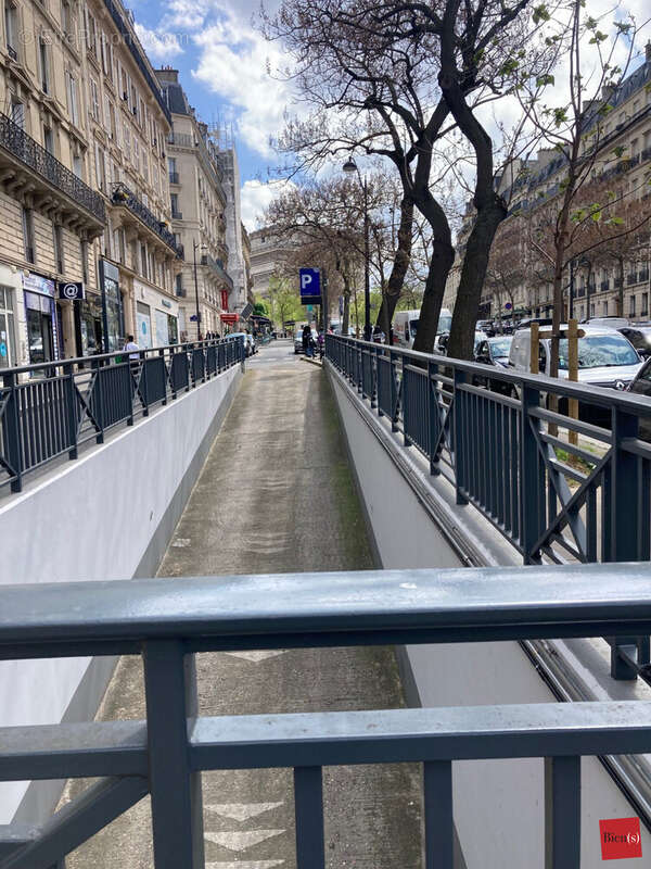 Parking à PARIS-17E