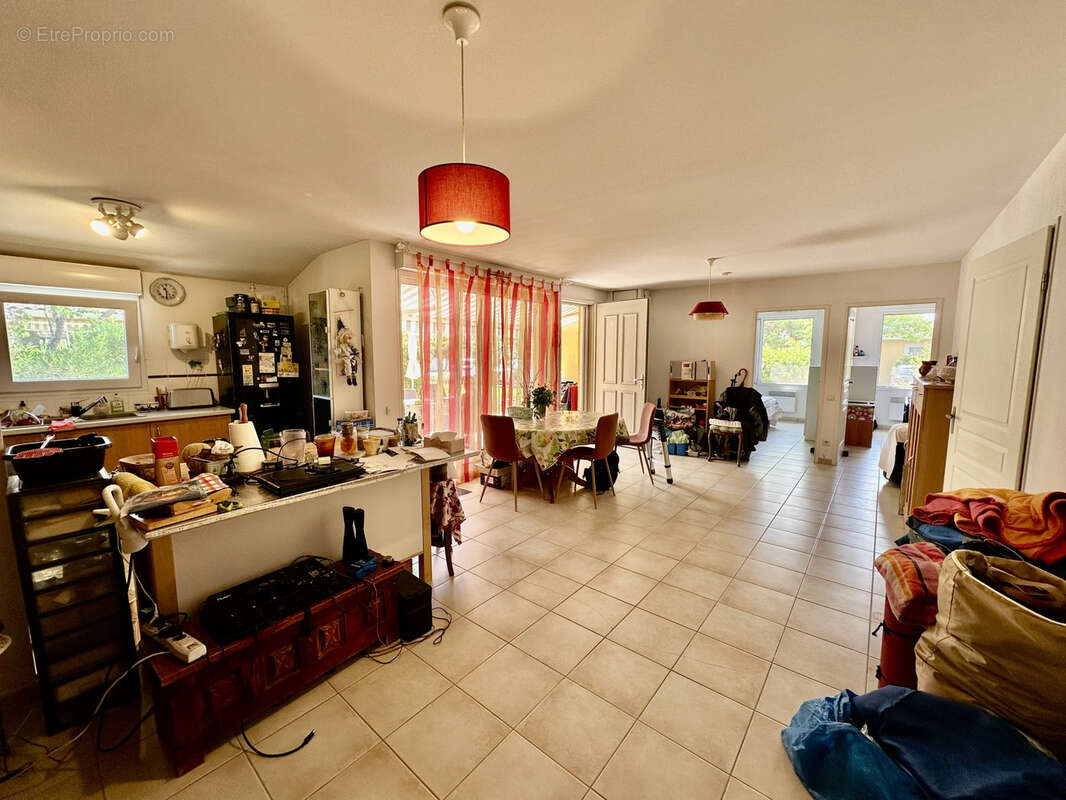 Paradou (13) : Villa T3 de plain pied de 78 m2 avec extérieur, garage et parking - photo 8