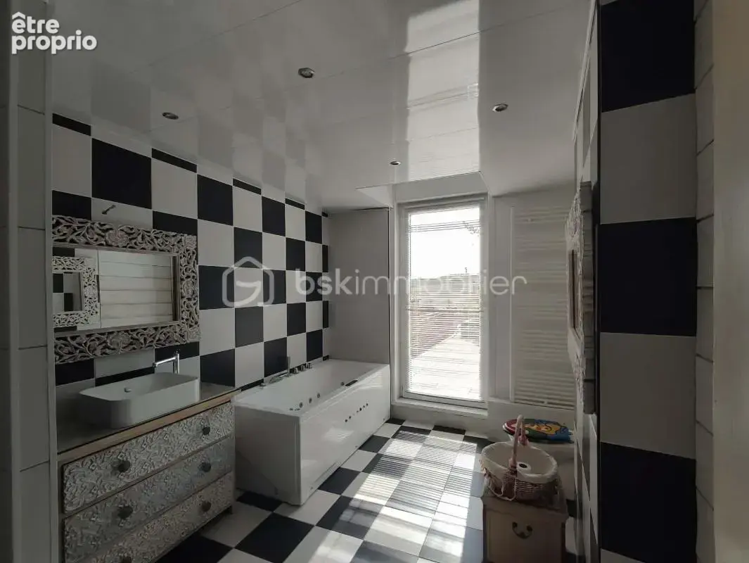 Grande maison familiale avec un fort potentiel, en hyper centre de 1948, 402m2, 15 pièces 7 chambres!!!!!! - photo 9