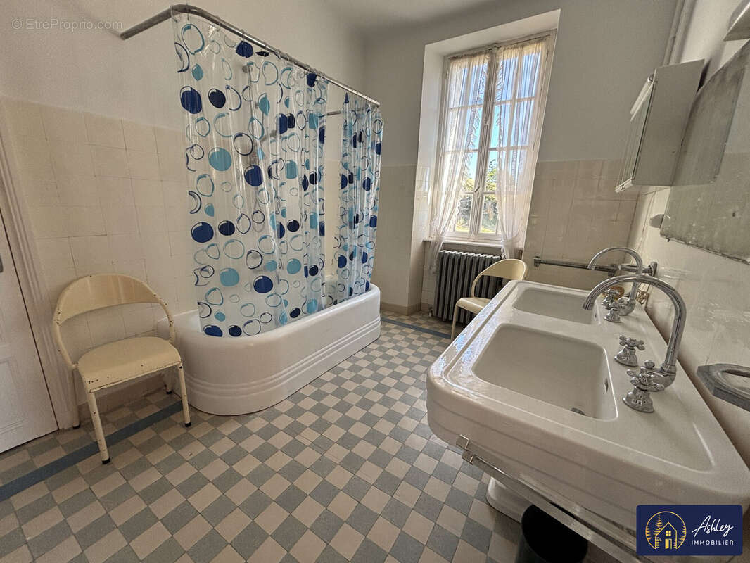 Maison 9 pièces à TRIZAC (Cantal)