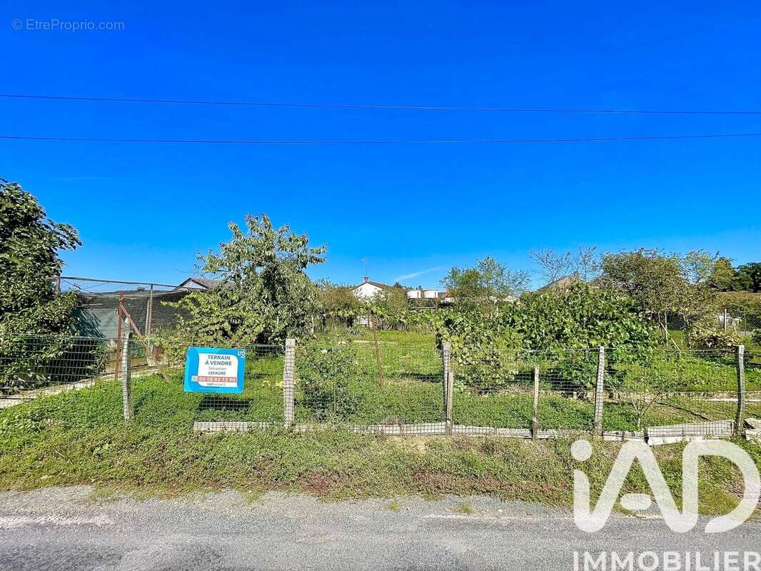 Terrain 892 m² à Lathus-Saint-Remy  - photo 4