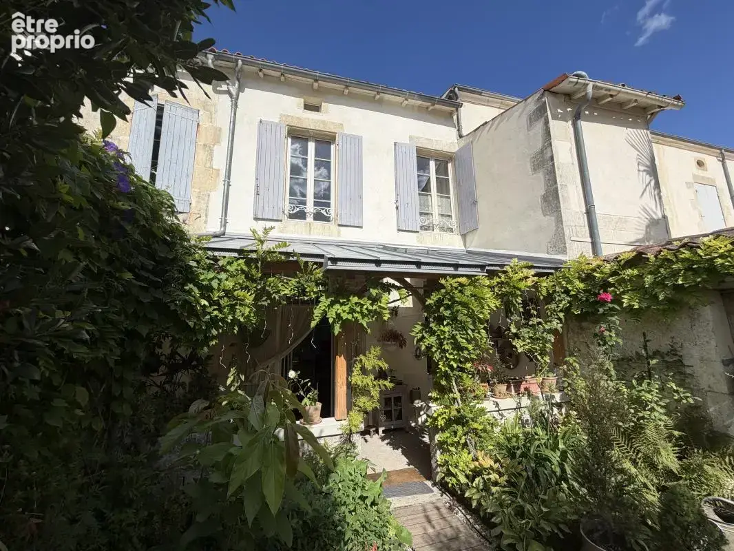 Maison à SAINT-JEAN-D'ANGELY