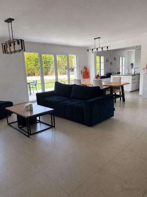 Maison à LA QUEUE-LES-YVELINES