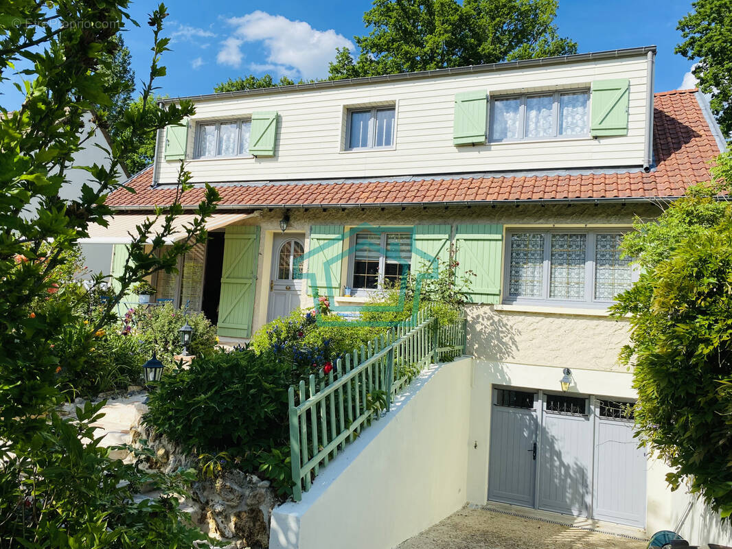Maison à LA QUEUE-LES-YVELINES