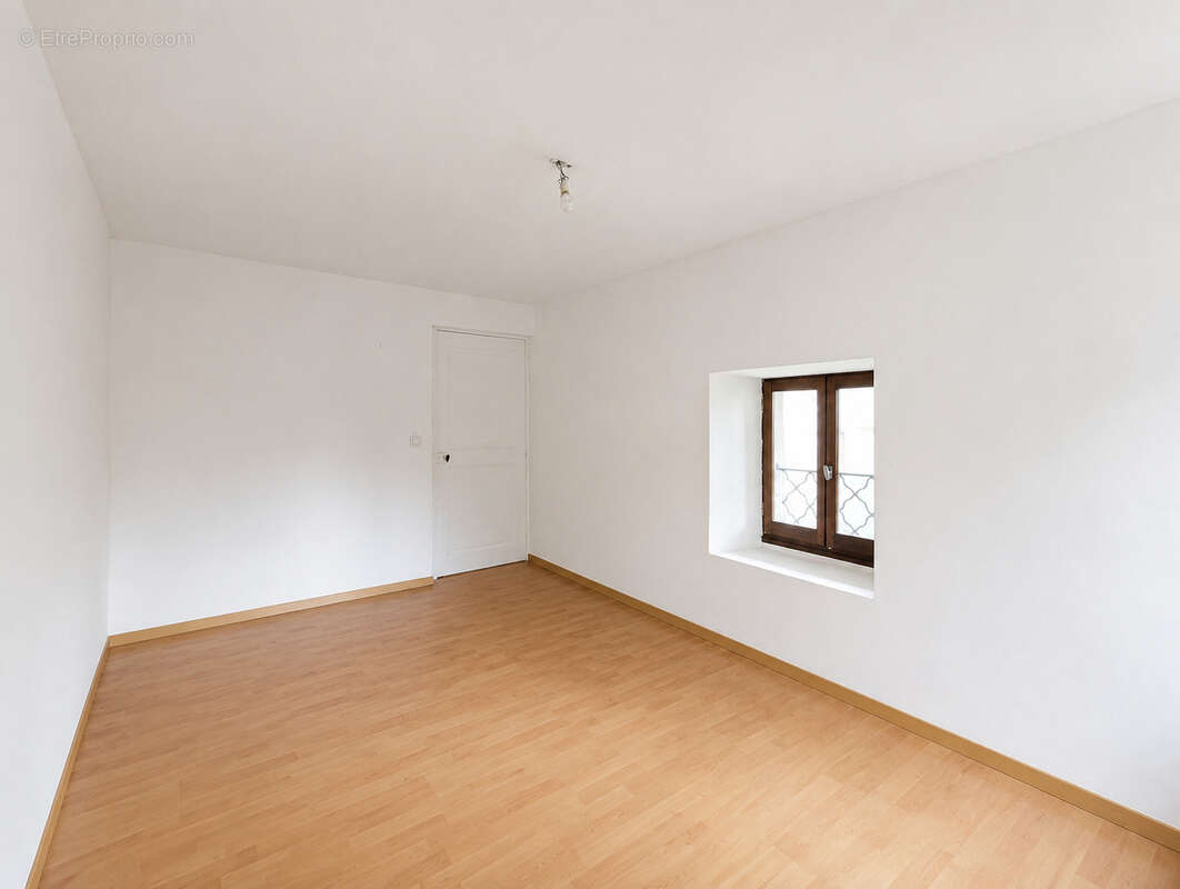 Secteur Sonnaz ancienne ferme rénovée d'environ 242 m2 avec un T2 indépendant - photo 13