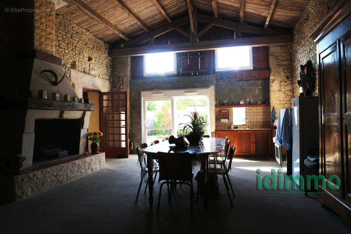 Ensemble immobilier en  bon etat general de 190 m2 sur un terrain clos de 450 m2. au centre historique de la j - photo 5