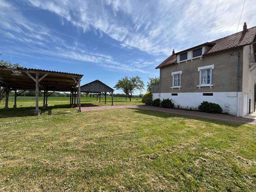 Maison à LUCAY-LE-MALE