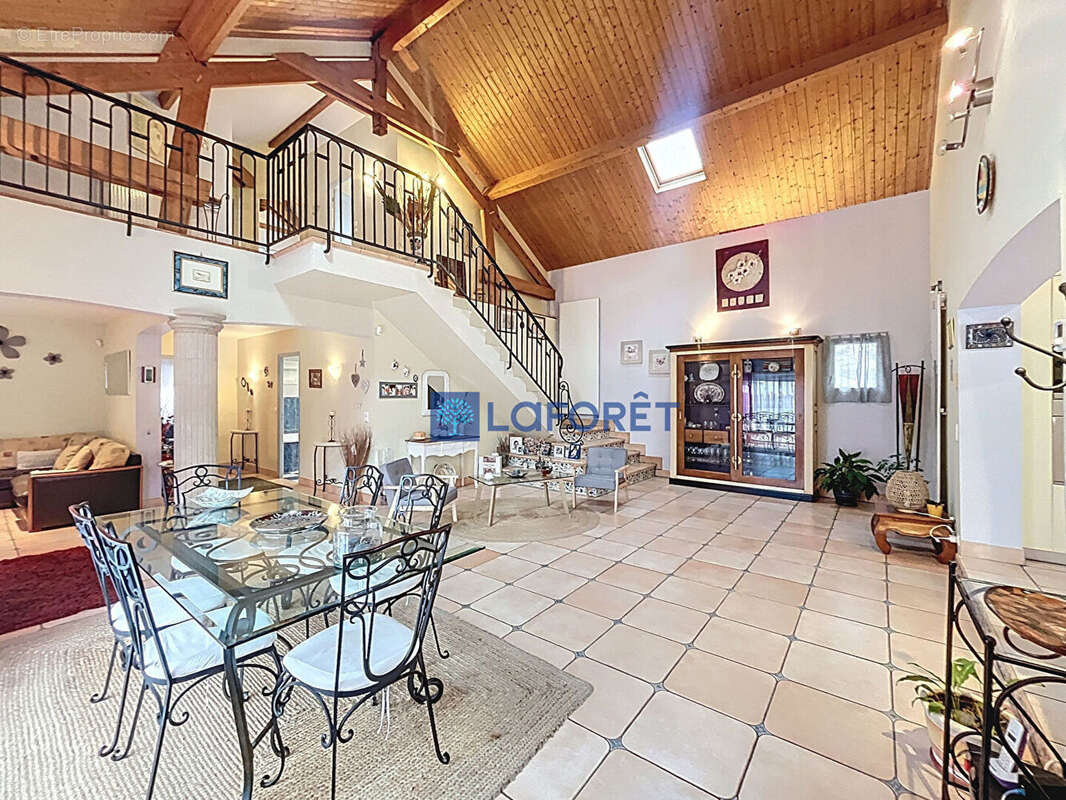 Maison à VAUX-LE-PENIL