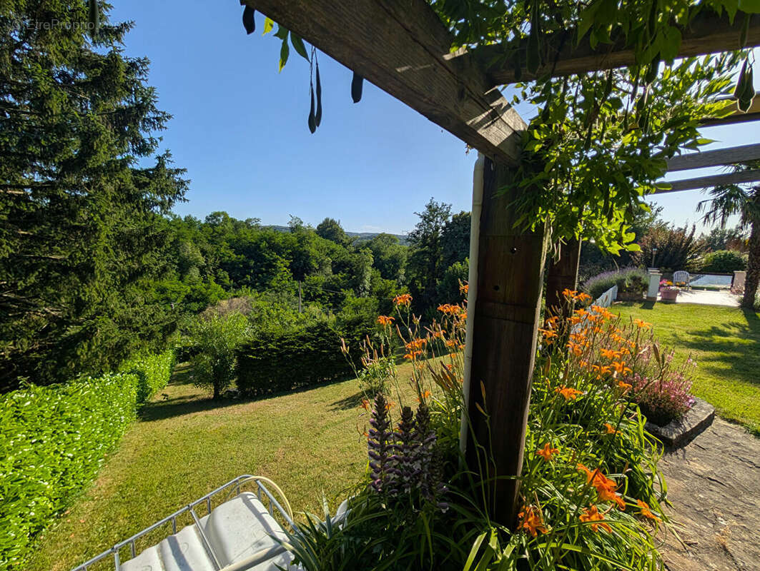 Maison à EYZIN-PINET