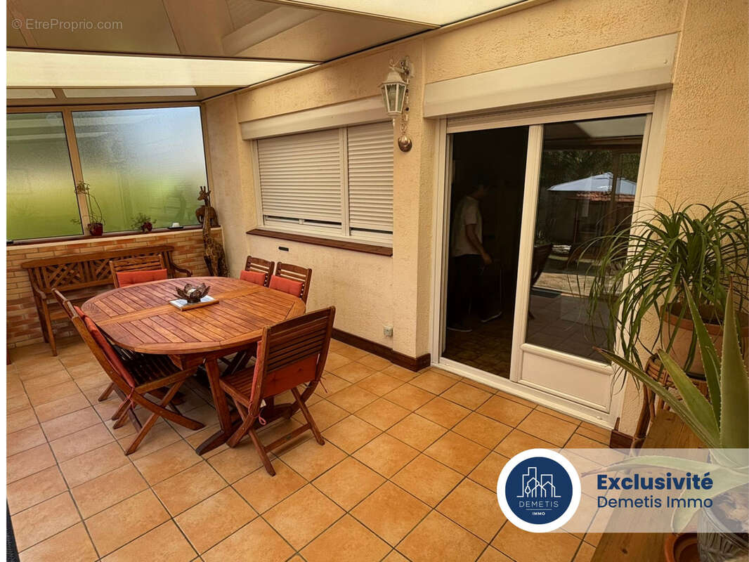 Maison familiale avec 4 chambres, jardin et garage - photo 2