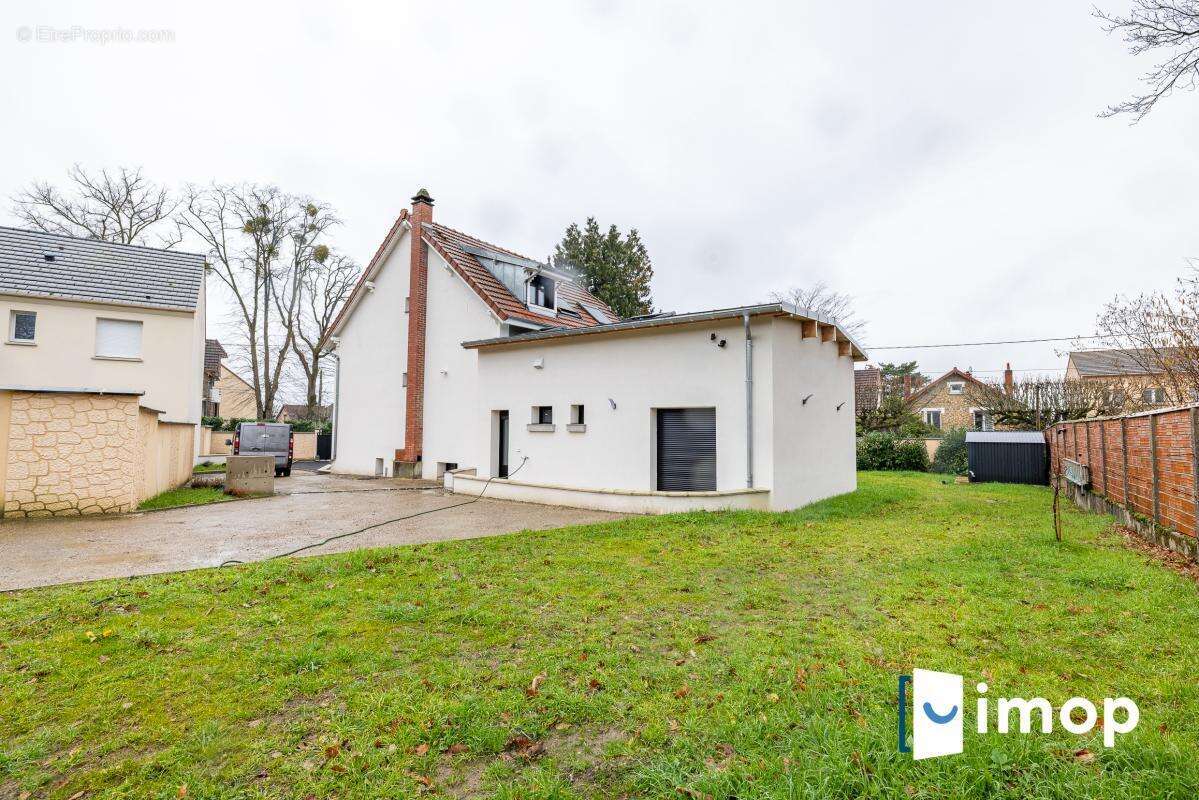 Maison à SAINTE-GENEVIEVE-DES-BOIS