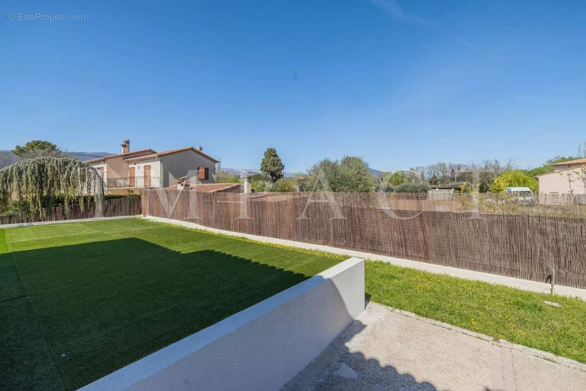 Maison à CHATEAUNEUF-GRASSE