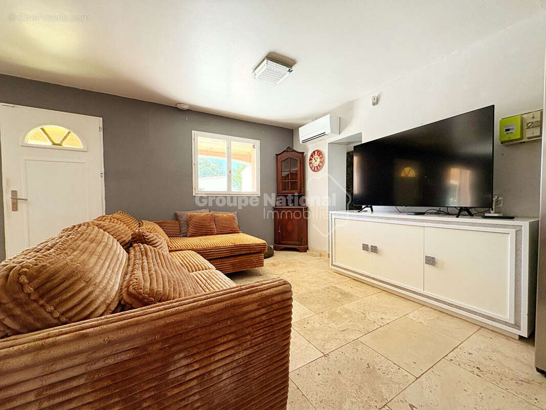 Exclusivité à Salon de Provence : Superbe maison 6 pièces avec piscine au quartier Bel-Air - La Crau - photo 7