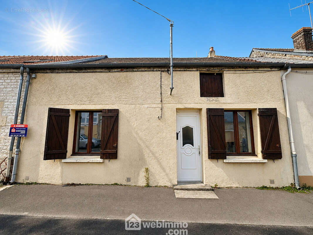 D'une surface habitable de 85 m² comprenant ... - Maison à SISSONNE