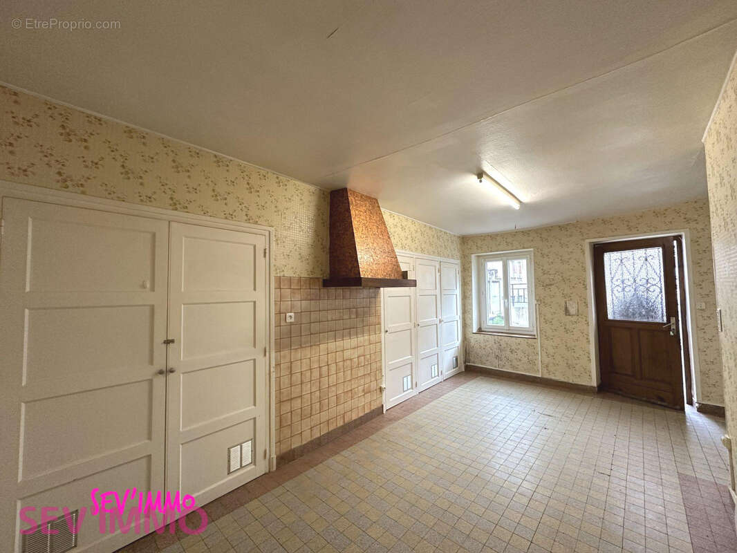 Maison 125 m² à Saint-Germain-Des-Fosses  - photo 2