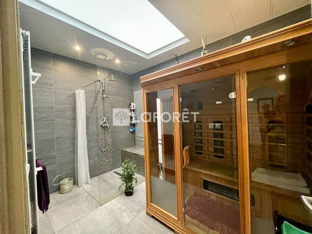Maison de caractère avec 5 chambres, jardin et deux garages - Rare à la vente - photo 7