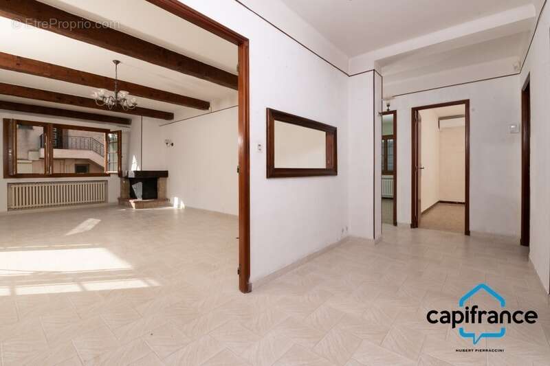 Sanary Port à pied/  Appartement en RDC de 114 m2,  S/Sol de 187 m2  et terrain 318 m2 /garage. 10mn du port - photo 4