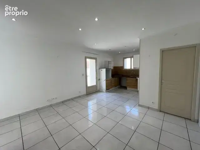 À saisir – Rare sur le secteur ! Appartement T2 en rez-de-jardin avec cour privative À deux pas du centre-ville de Roche-la-Moli - photo 4
