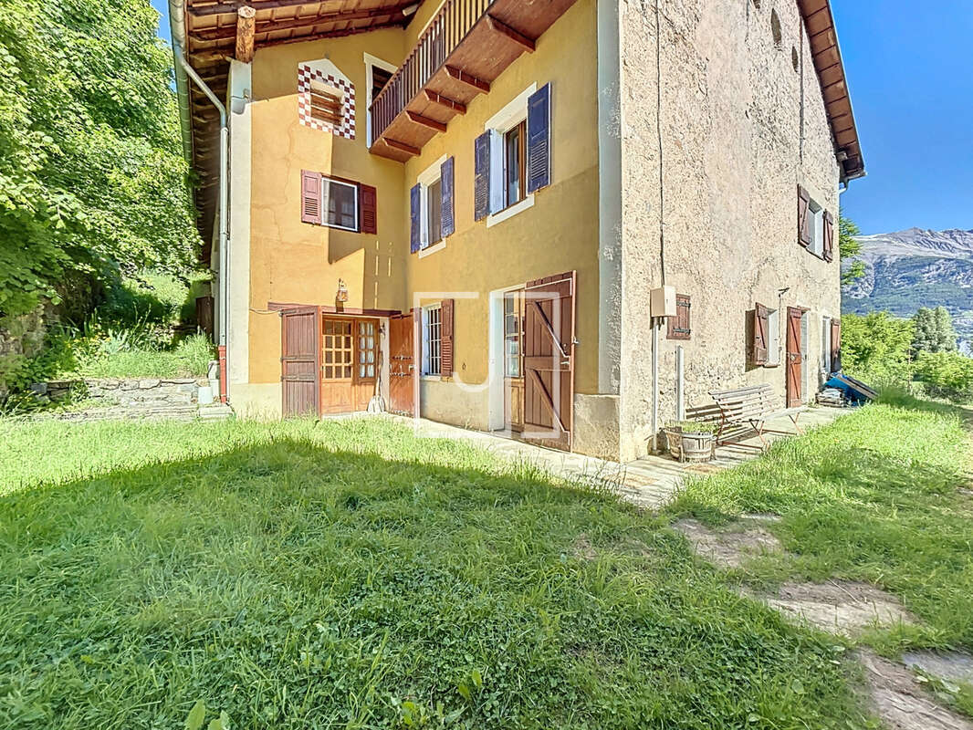 Maison à ENCHASTRAYES